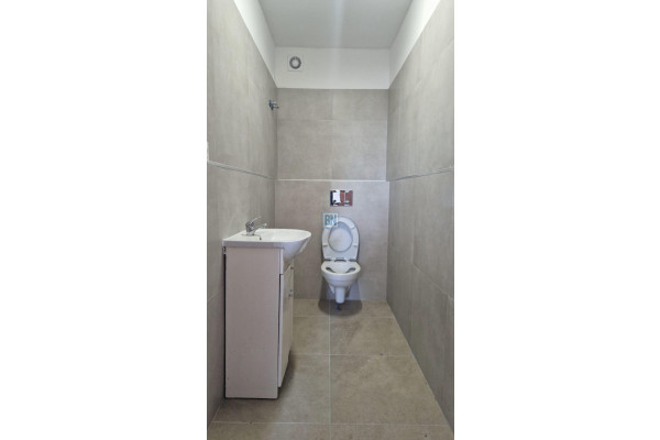 oświęcimski, Oświęcim, Wolnostojący budynek z parkingiem