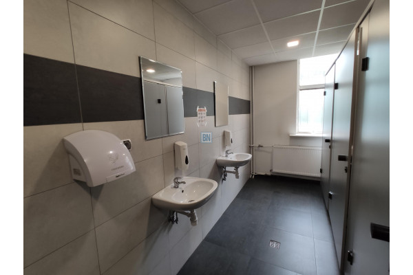 Chorz&oacute;w, Hala Chorz&oacute;w,900m