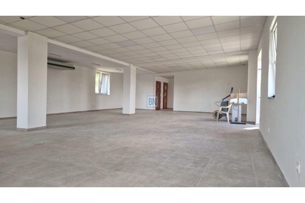 oświęcimski, Oświęcim, Wolnostojący budynek z parkingiem