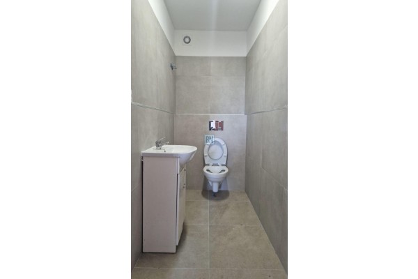 oświęcimski, Oświęcim, Wolnostojący budynek z parkingiem