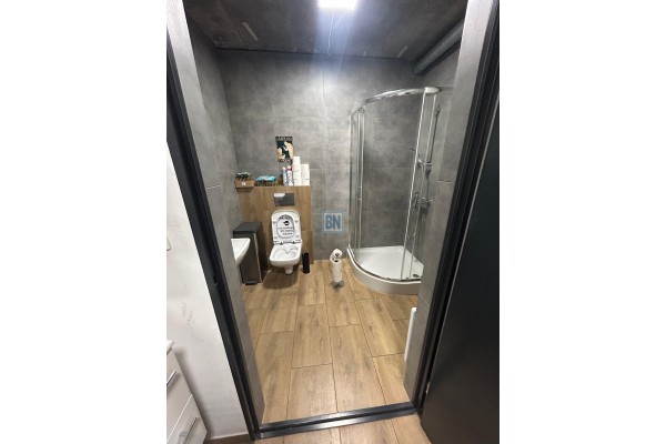 Chorz&oacute;w, Building for rent